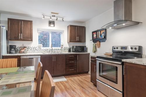 5375 Trillium Lane, Kelowna, BC - Indoor Photo Showing Kitchen