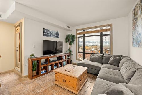 627-654 Cook Road, Kelowna, BC - Indoor Photo Showing Living Room