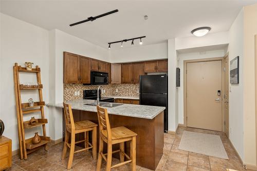 627-654 Cook Road, Kelowna, BC - Indoor Photo Showing Kitchen