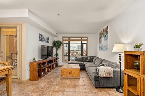 627-654 Cook Road, Kelowna, BC - Indoor Photo Showing Living Room