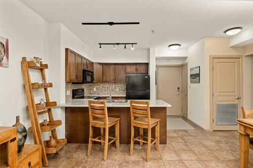 627-654 Cook Road, Kelowna, BC - Indoor Photo Showing Kitchen