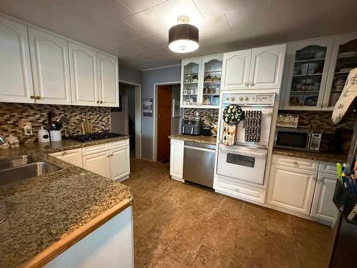 1715 Meadowbrook Settlement Road, Kimberley, BC - Indoor Photo Showing Kitchen With Double Sink