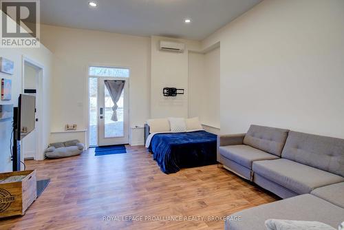 2555 County Road 38, Kingston (City North Of 401), ON - Indoor Photo Showing Living Room