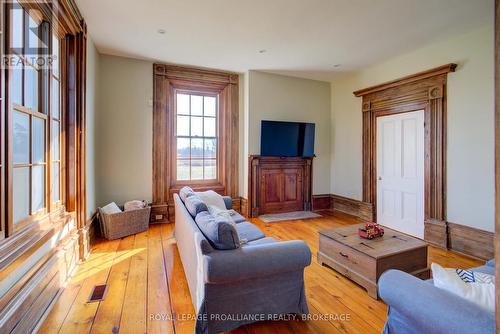 2555 County Road 38, Kingston (City North Of 401), ON - Indoor Photo Showing Living Room