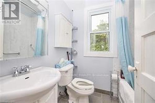 33 Merigold Street, St. Catharines (458 - Western Hill), ON - Indoor Photo Showing Bathroom