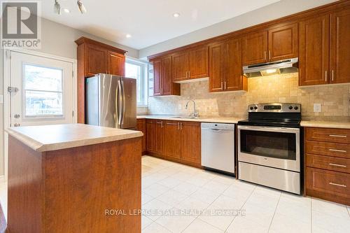 38 Fairleigh Avenue N, Hamilton, ON - Indoor Photo Showing Kitchen