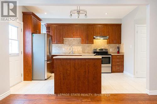 38 Fairleigh Avenue N, Hamilton, ON - Indoor Photo Showing Kitchen