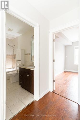 38 Fairleigh Avenue N, Hamilton, ON - Indoor Photo Showing Bathroom