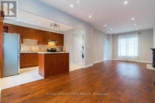 38 Fairleigh Avenue N, Hamilton, ON - Indoor Photo Showing Kitchen