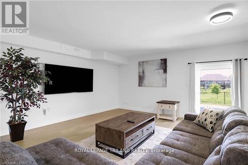 7353 Silver Creek Circle, London, ON - Indoor Photo Showing Living Room