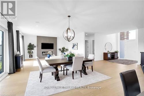 7353 Silver Creek Circle, London, ON - Indoor Photo Showing Dining Room