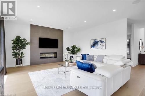 7353 Silver Creek Circle, London, ON - Indoor Photo Showing Living Room With Fireplace