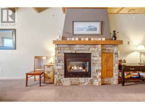 308 Creekview Road Unit# 17, Penticton, BC - Indoor Photo Showing Living Room With Fireplace