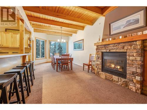 308 Creekview Road Unit# 17, Penticton, BC - Indoor Photo Showing Living Room With Fireplace