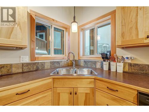 308 Creekview Road Unit# 17, Penticton, BC - Indoor Photo Showing Kitchen With Double Sink