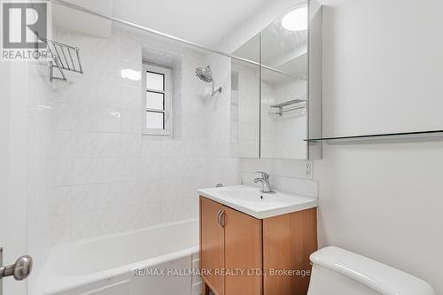 107 - 717 Eglinton Avenue W, Toronto, ON - Indoor Photo Showing Bathroom