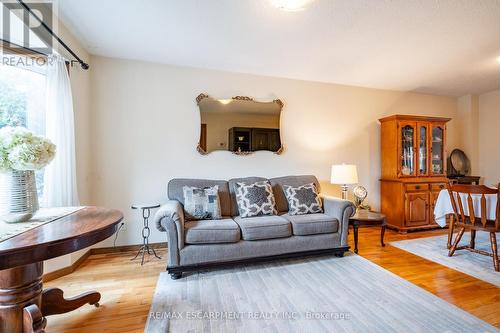 3210 Victoria Street, Oakville, ON - Indoor Photo Showing Living Room