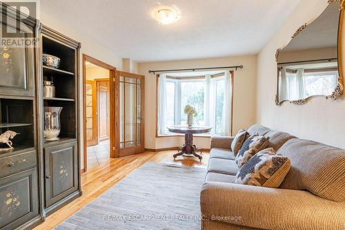 3210 Victoria Street, Oakville, ON - Indoor Photo Showing Living Room