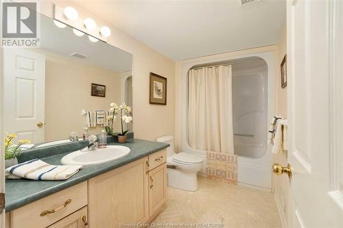 2820 Robillard, Windsor, ON - Indoor Photo Showing Bathroom