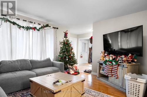 268 Olympus Avenue, Kingston (City Southwest), ON - Indoor Photo Showing Living Room