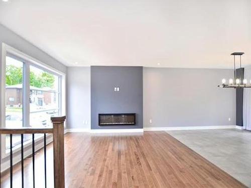 Living room - 72 Rue Guy-Lauzon, Coteau-Du-Lac, QC - Indoor With Fireplace