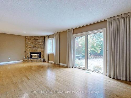 22 Linton Crt, Markham, ON - Indoor Photo Showing Living Room With Fireplace