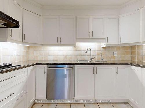 22 Linton Crt, Markham, ON - Indoor Photo Showing Kitchen With Double Sink