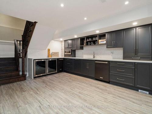 52 Grayfield Dr, Whitchurch-Stouffville, ON - Indoor Photo Showing Kitchen With Upgraded Kitchen