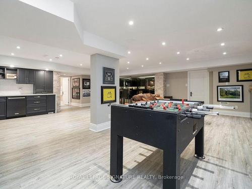 52 Grayfield Dr, Whitchurch-Stouffville, ON - Indoor Photo Showing Kitchen With Upgraded Kitchen