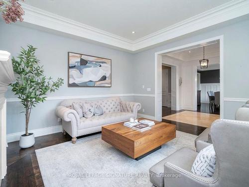 52 Grayfield Dr, Whitchurch-Stouffville, ON - Indoor Photo Showing Living Room