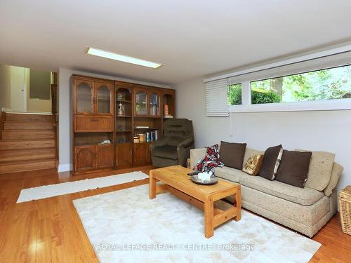 3338 Enniskillen Circ, Mississauga, ON - Indoor Photo Showing Living Room