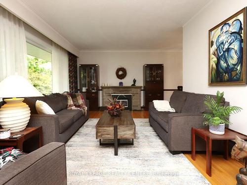 3338 Enniskillen Circ, Mississauga, ON - Indoor Photo Showing Living Room