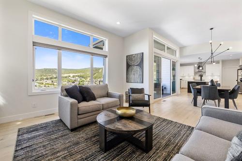 3004 Shaleview Drive, West Kelowna, BC - Indoor Photo Showing Living Room