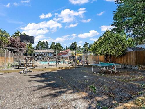 3554 Tillicum Rd, Saanich, BC - Outdoor