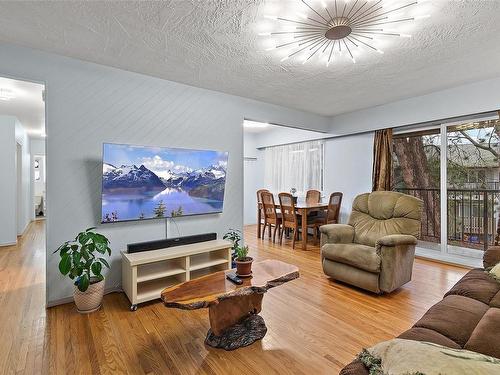 3554 Tillicum Rd, Saanich, BC - Indoor Photo Showing Living Room