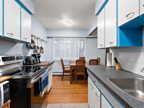 3554 Tillicum Rd, Saanich, BC - Indoor Photo Showing Kitchen