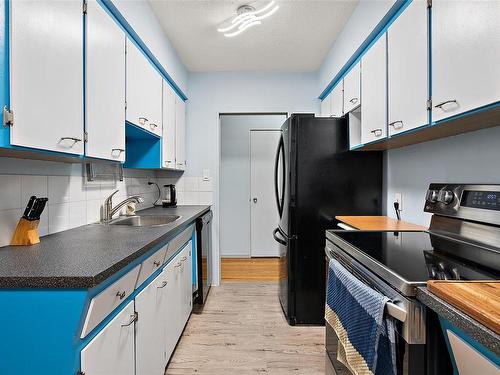 3554 Tillicum Rd, Saanich, BC - Indoor Photo Showing Kitchen