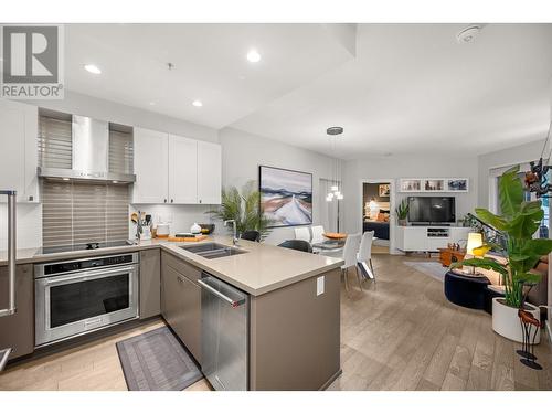 501 3399 Noel Drive, Burnaby, BC - Indoor Photo Showing Kitchen With Double Sink With Upgraded Kitchen