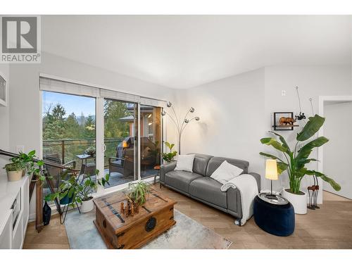 501 3399 Noel Drive, Burnaby, BC - Indoor Photo Showing Living Room