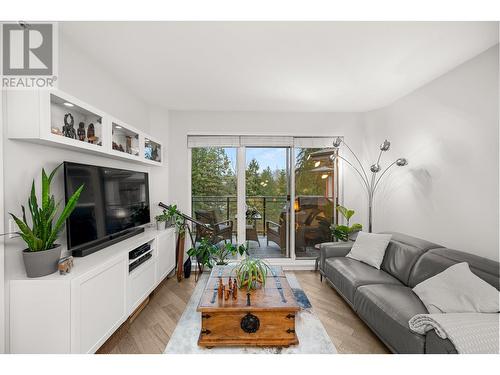 501 3399 Noel Drive, Burnaby, BC - Indoor Photo Showing Living Room