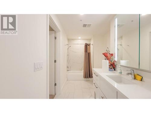 671 438 W King Edward Avenue, Vancouver, BC - Indoor Photo Showing Bathroom