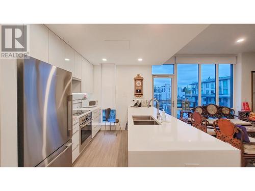 671 438 W King Edward Avenue, Vancouver, BC - Indoor Photo Showing Kitchen With Double Sink