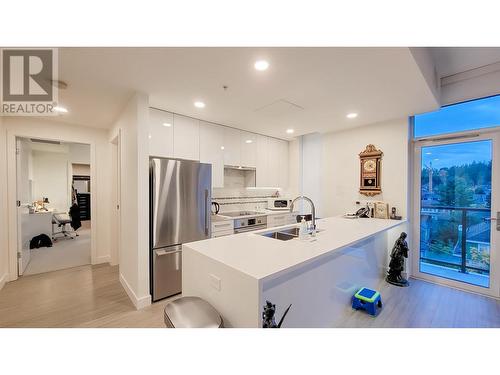 671 438 W King Edward Avenue, Vancouver, BC - Indoor Photo Showing Kitchen With Double Sink With Upgraded Kitchen