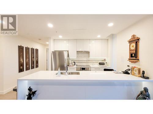 671 438 W King Edward Avenue, Vancouver, BC - Indoor Photo Showing Kitchen With Upgraded Kitchen