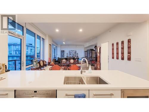 671 438 W King Edward Avenue, Vancouver, BC - Indoor Photo Showing Kitchen With Double Sink