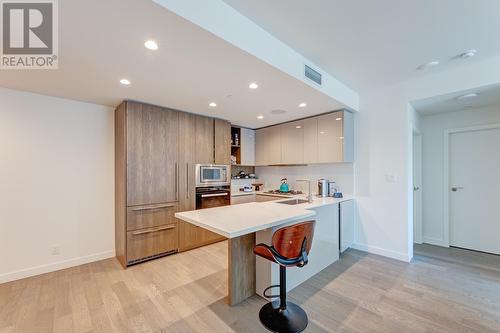 608 6855 Pearson Way, Richmond, BC - Indoor Photo Showing Kitchen