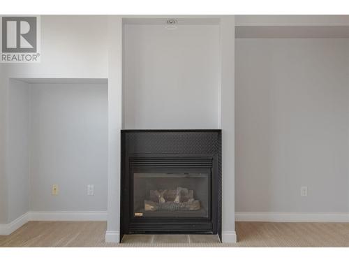 604 55 Alexander Street, Vancouver, BC - Indoor Photo Showing Living Room With Fireplace