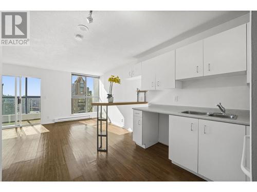 1907 1238 Seymour Street, Vancouver, BC - Indoor Photo Showing Kitchen