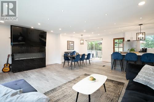 2293 Berkley Avenue, North Vancouver, BC - Indoor Photo Showing Living Room