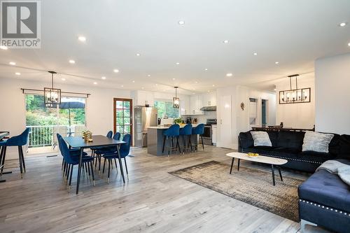 2293 Berkley Avenue, North Vancouver, BC - Indoor Photo Showing Living Room